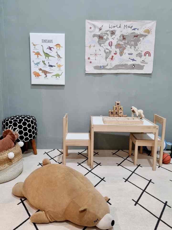 Ada banyak printilan di Kids room seperti boneka, rak buku, poster2 edukasi, rainbow garland, world map dan sebainya.. Tidak hanya sebagai dekorasi ruangan, juga bisa memberi banyak informasi untuk anak belajar hal-hal baru. Penggunaan ornamen wood membuat ruangan ini lebih estetik ✨

#smalldecorations #decorationsinspo #pernakpernikrumah #hiasanrumah #modernminimalist #kidsroom #kidsplayroom #playroom