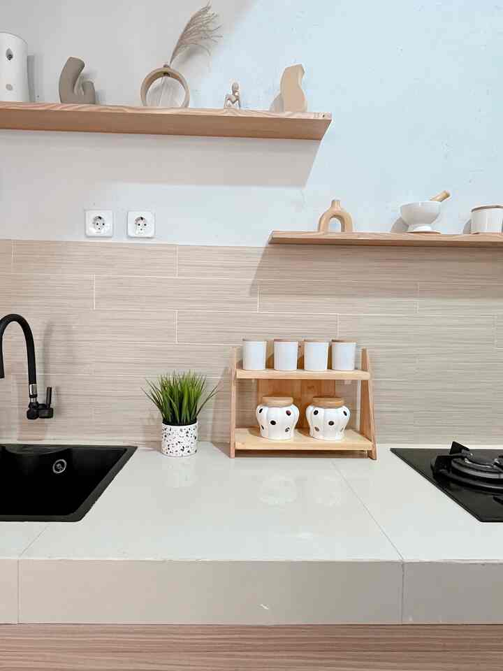 Dapur mini yg menjadi tempat estetik dirumah.shacca, untuk kitchen set serta meja island yg warna dipilih tema japani kekayu kayuan agar senada dengan warna perabotan yg lainnya ✨

Aku mendesign se minimalis mungkin agar barang yg diletakan tidak terlalu banyak, namun bermanfaat untuk sehari hari serta menambah sedikit dekorasi dan bunga agar terlihat lebih manis 🤎

#kitchenstyling
#kitchendecorideas
#kitchenmakeover
#inspirasidapur
#designdapurminimalis
#dekorasidapur