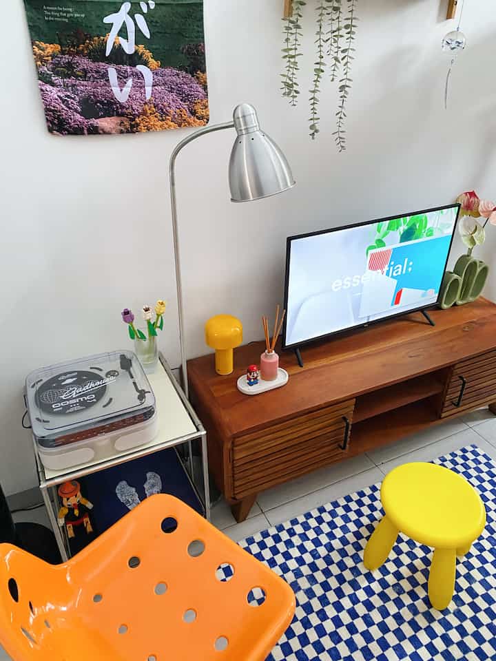 Sempat milih-milih meja apa yang cocok buat turntable vinyl player, mau simple-kecil aja biar simetris sama meja TV, akhirnya nemu produk Modulock

Ternyata bisa custom ukuran sama resquest pilihan warna panel boardnya dan bisa bolak-balik warnanya. Langsung deh pilih warna biru-kakhi, hijau-hitam

Pas datang, sangat di luar ekspektasi karena produknya wow banget, besinya no kaleng-kaleng, panel boardnya pun tebel bukan sembarangan. Next bakal custom ukuran rak deh 🤝🏻✨

#customfurniture #personalizedfurniture #uniquefurniture #minimalist #rumahcluster #ruangtamu #depok 
