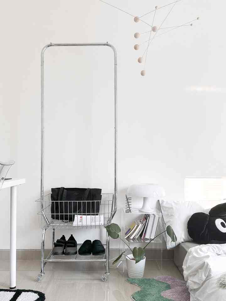 Room Styling kali ini aku nambahin rak troli multifungsi sekaligus yang bisa digunakan untuk gantungan baju, aku pilih aksen stainless biar tetep match dengan interior ruanganku ✨

#aestheticroom #selfinterior #interiormodern #minimalis #roominspo 