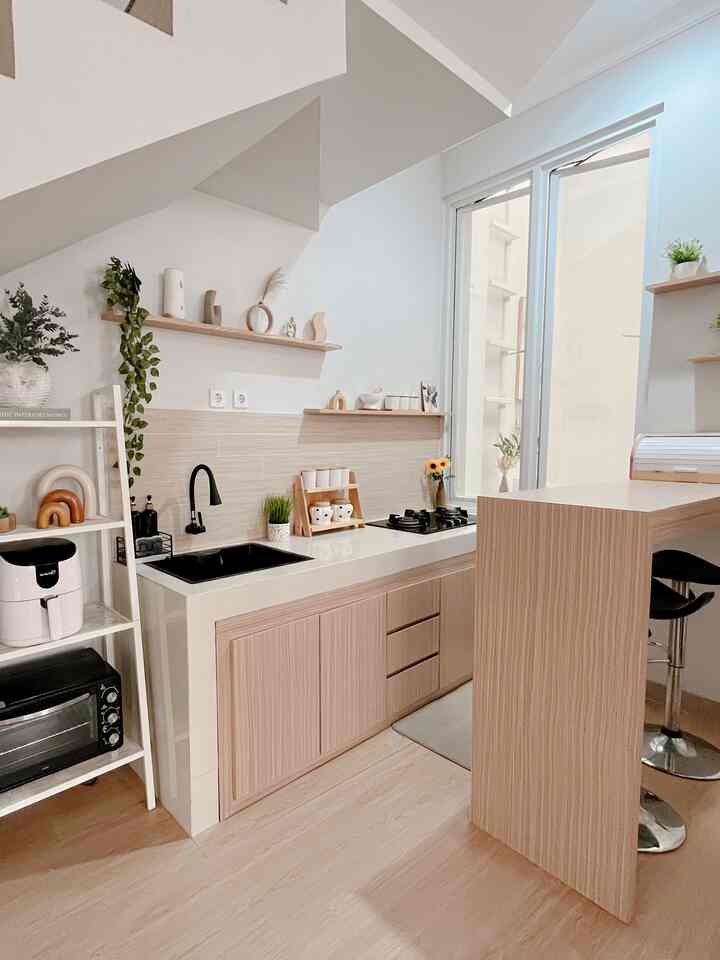 Penampakan mini kitchen dirumah.shacca 

Dapur ini luasnya hanya 2m, jadi aku menambahkan meja bar untuk area penyimpanan dan area saji.

Tone dari sapur ini tentunaaja white and wood kekayuan agar ruangan lebih terlihat nyaman saat memasak 🤎

Aku menambahkan beberapa vas dan hiasan di atas ambalan, agar dapur terlihat lebih cantik dan nyaman dipandang .

#kitchenstyling
#kitchendecorideas
#kitchenmakeover
#inspirasidapurminimalis
#dapurminimalis 
