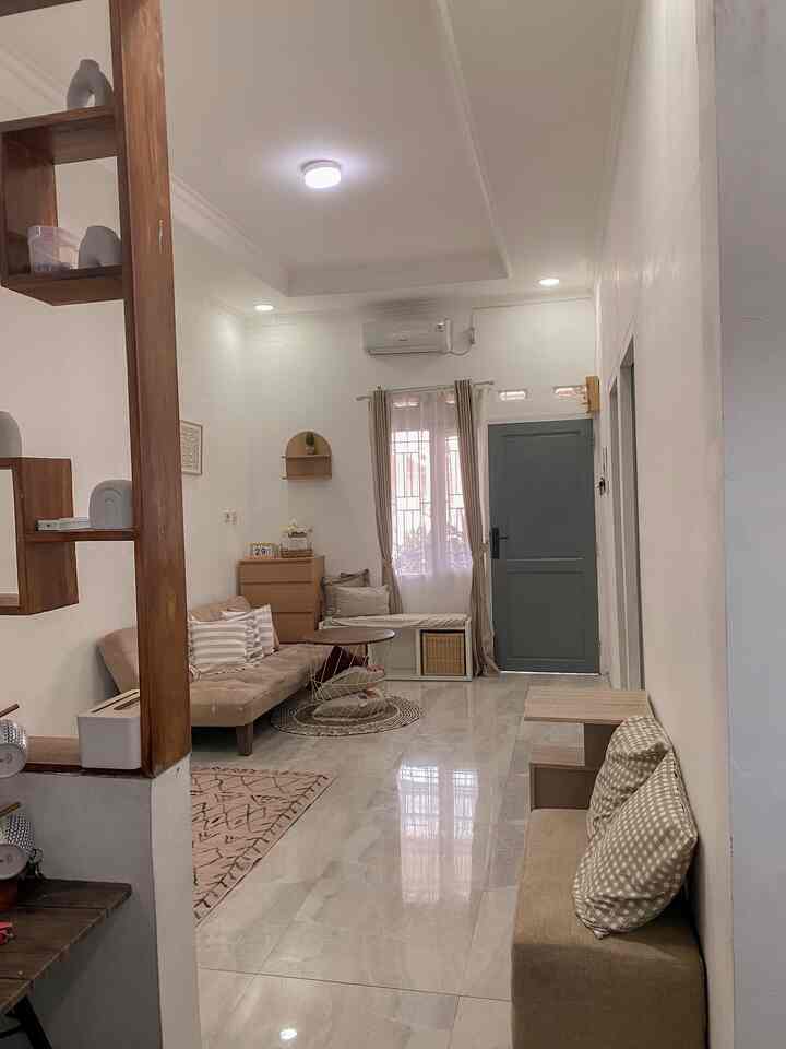 Ruang dengan hanya luas 3x5meter ini adalah ruang tamu yg menyatu dengan ruang keluarga di design dengan tema minimalist, salah satu alasan aku memilih tema minimalist karena akan sangat cocok dengan rumahku yg mungil. Selain itu pemilihan furniture dan dekorasi dengan nuansa warna-warna earth tone di ruangan ini menambah suasana rumah menjadi warm and homey.


#minimalist #homedecorinspo #roomdecorinspo #aesthetichomedecor #rumahdeveloper #rumahmungil #48m2 
