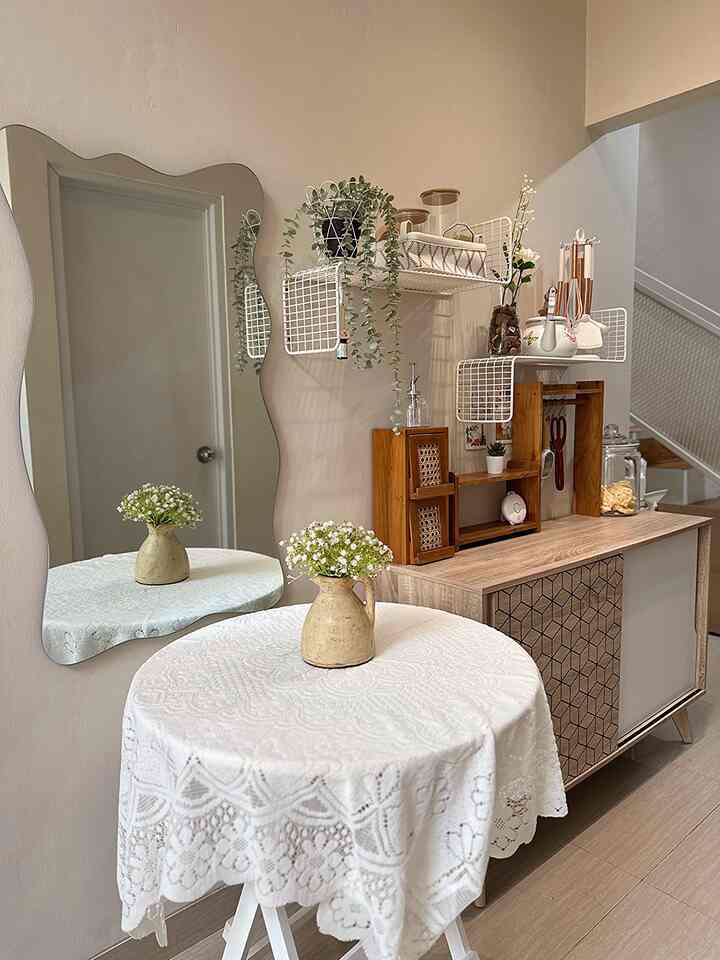 Biasanya aku share konten reels di intagram. Spot ini yang sering di tampilkan karna area ini yang paling tersorot matahari masuk ke dalam. Dan aku buat dekorasi secantik mungkin ala aku sebagai dekorasi ngonten dan dekorasi kebutuhan alat2 dapur.. 

Favorit lainnya di slide ke dua. Dari sudut ini terlihat keseluruhan antara dapur dan lorong menuju ruang tamu. Rumah kecil aku pengen semuanya aesthetic ^.^

Lalu untuk area lainya aku suka sama area coffe table di kamar utama dan area lemari di kamar. Terlihat simple dan rapih minimalis 

•••••

Aku memilih rumah ini, karna rumah ini kecil sesuai dengan keluarga kecilku yang masih tinggal ber 4. Alhamdullillah setahun huni rumah sudah terisi.. 

Sebelum pindah kesini, aku udah banyak ikuti home decor dan pas mulai nyicil barangpun udah aku pilih2 dekorasi dan furniture yang aesthetic.. 

#MyHomeStory
#MyHomeJourney
#MySweetHome
#japandi
#minimalis
#scandinavia
#rumahcluster
#rumahminimalis 
#rumahdeveloper 
#bogor
#rumahmungil
#livewithkids