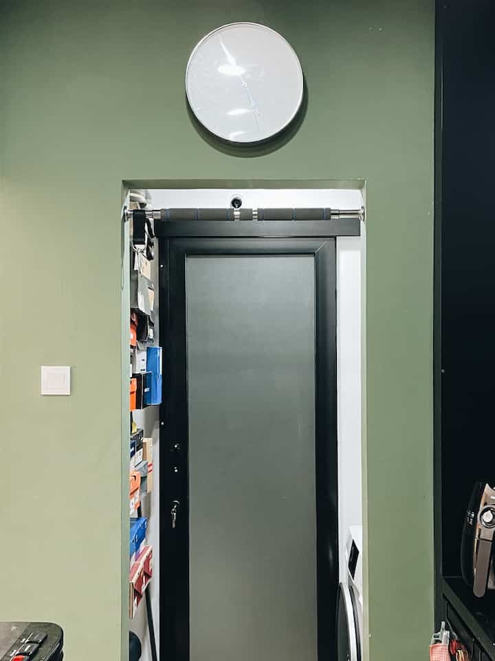 キッチン横の屋外バスルームにつながるミニスペースはランドリースペースと収納として活用。家が狭いので最初から洗濯機と乾燥機を積み上げるつもりでした。しかし、あまり推奨されていないことが判明したので、アイロン台を作って洗濯機の上に乾燥機を置くことで回避しました。
#ランドリー #laundryarea #laundryareainspiration #smallhouse #livingalone #parungpanjang #45m2 #rumahmungil #rumahcluster