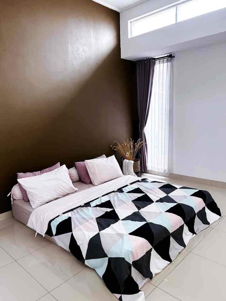 #Bedroom di #boemisaturnus yang masih minimalis mencoba menggunakan sprei motif triangle dan dekorasi di sudut ruangan #cozybedroom #delorasikamartidur #inspirasikamartidur