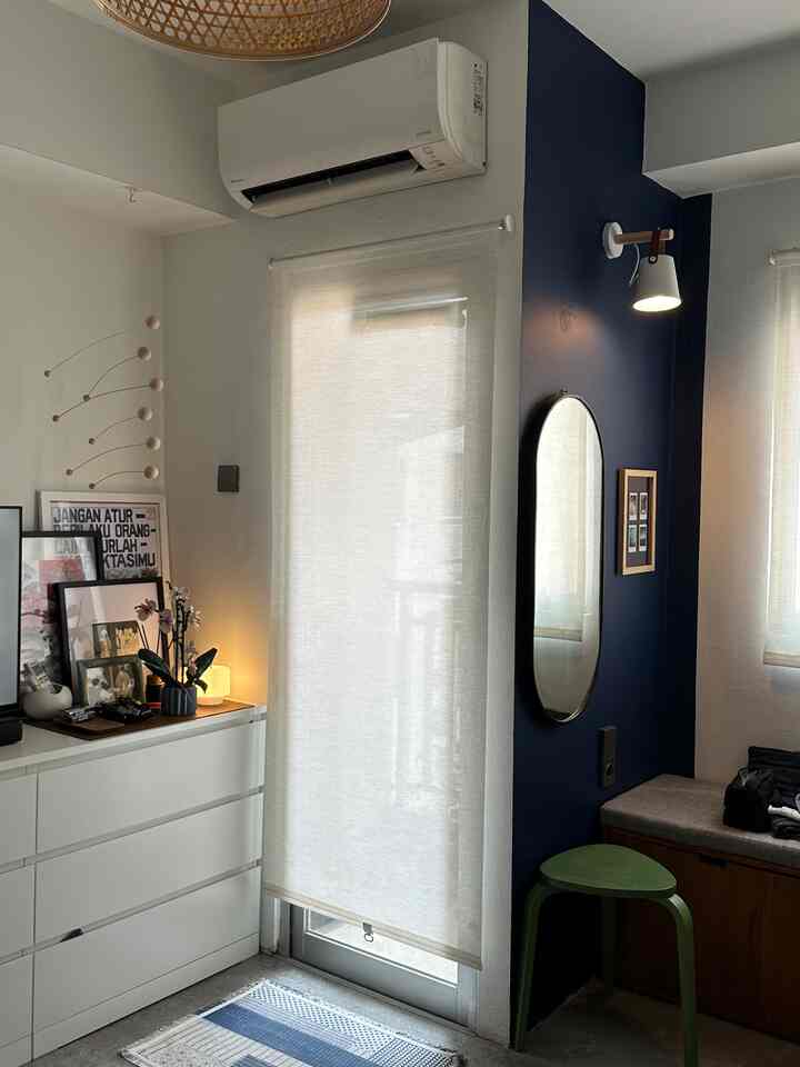 Paling jarang nyalain lampu utama di apartemen, kita karyakan banyak lampu-lampu mungil untuk menambah mood

#studioapartment #tinyliving #apartemen #homedecor #DekorasiKamarTidur #InspirasiKamarTidur
#BedRoomStyling