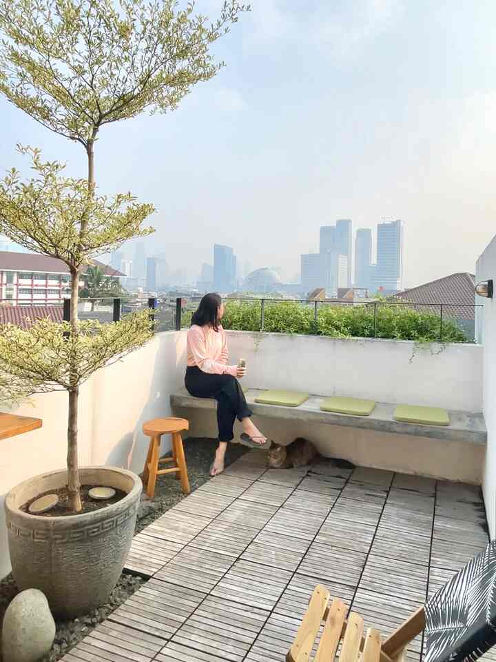 Can a house in an alley have a Rooptop? You can 😆

 #tinyhouselivinghigh #rooftop #relax #cityview #jakarta