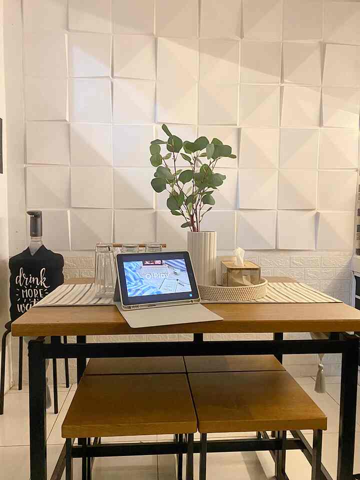 Tempat produktif di rumah, selain digunakan untuk makan bersama keluarga bisa juga digunakan untuk ngedit dan nonton drakor☺️

#ruangmakan #kitchen #minimalist #homeideas #roomideas