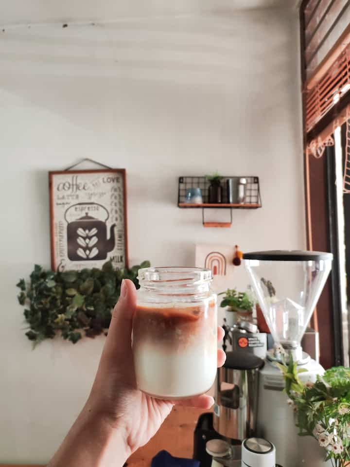 Menikmati iced latte di siang hari enak sekali 🌤️🍶☕️ #tinyhomecafe #tinyhome #rumahmungil #homecafe #homebar #rumahkecil #livingroom #icedlatte #ohouse #coffeetime #coffeebar
