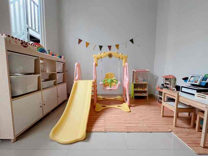 Ruangan main anak ukuran 2.6 x 2.8 m²

Dikarenakan kedua anak kami masih tidur 1 kamar dengan kami, jadi sementara ruangan kamarnya kami alih fungsikan untuk ruangan main agar mainannya tidak berhamburan 😁 walaupun tetap berhamburan sih ahahaha

Menambahkan beberapa matras puzzle agak anak lebih nyaman bermain, dan tidak terasa sakit jika terjatuh🤗

#Dekorasikamaranak
#Inspirasikamaranak
#Kidsroomstylinh
#designkamaranak
#designruangmainanak