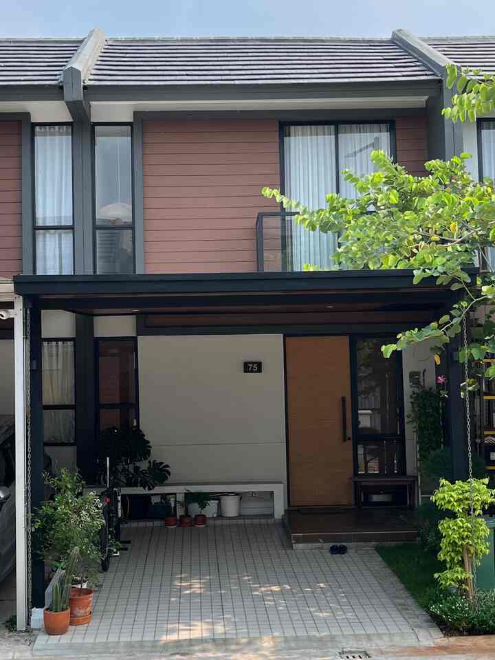 • Fasad di Siang Hari •
Fasad ini bawaan developer, themanya menurutku ke arah japan minimalist karena aksen dan model fasadnya memang simple.

Untuk mendukung fasad tersebut maka di keramik-keramik exterior ku bikin warna yang coklat-coklat juga dan aksen kotak-kotak.

#DesignFasad
#IdeFasad
#InspirasiFasad
#RumahMungil
#50m2
#Kibouichi
