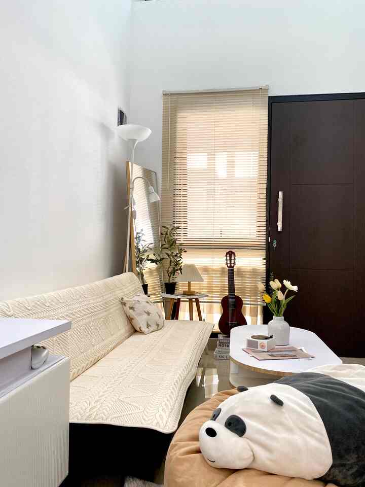 Living room ~

Ruang tamu yang cukup sederhana tapi bisa terlihat fancy dengan beberapa barang dekorasi simple dan low budget. Barang ini didapatkan di e-commerce, pemilihan warna yang sesuai dengan tema minimalis. 
Penggunaan barang dekoratif ini menambah kesan yang fancy tapi tetap minimalis.

Budget yang dibutuhkan untuk dekorasi ruanh tamu ini tidak sampai 500 ribu, tapi tetap bisa bikin ruang tamu yang nyaman. Tipsnya bisa dengan memilih dekorasi sesuai tema rumah, pilih warna netral serta tambahkan hiasan lampu ataupun bunga untuk menambah kesan fancy yang aesthetic 🌸

#FancyBudgetMinim #LowEffortFanfy #SpillDecorLowBudget #japandi #minimalist #rumahmungil #decorlowbudget  