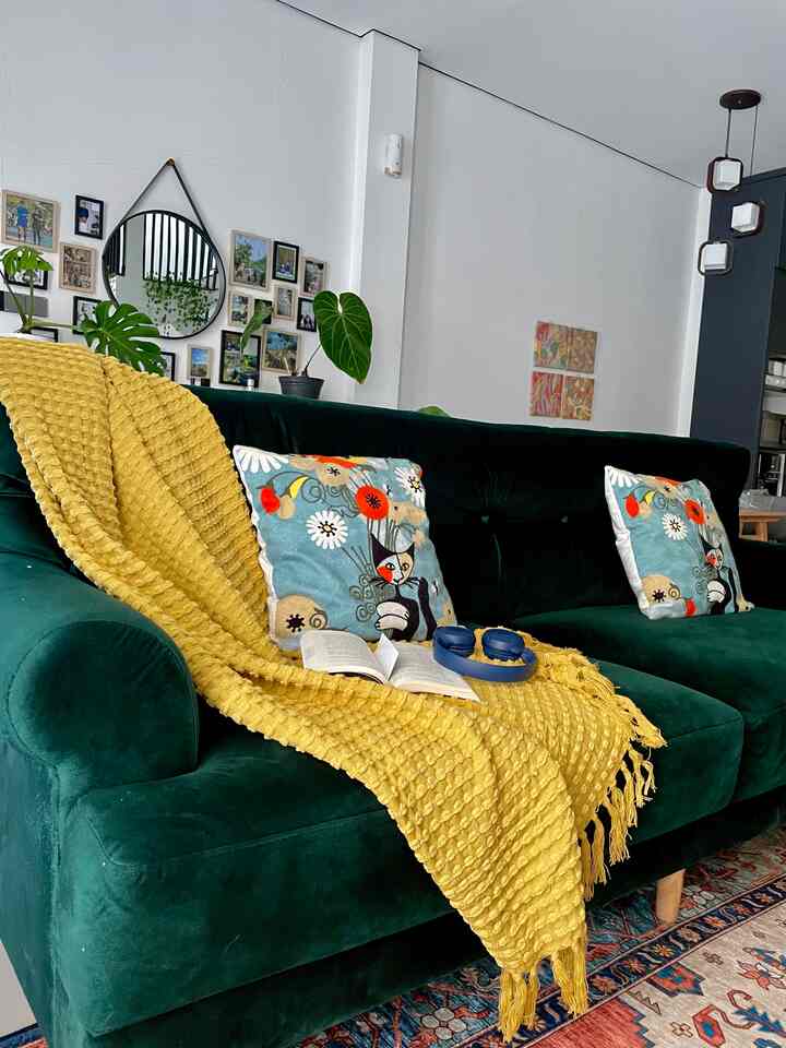 Living room ku yang warna-warni ini, makin rame ketika aku tambahkan throw blanket dari informa #throwblanket #livingroominspo #homedecorinspo #bohemianstyle #inspirasilivingroom #homedecor #inspirasiruangkeluarga #bohemianlivingroom