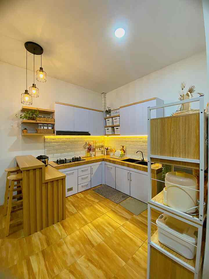 Area kitchen room dirumahku yang menjadi salah satu tempat favoriteku ini salah satu bangunan dirumahku yang menggunakan jasa design interior , kitchensetnya , minibar dan juga partisi penyekat antar ruangan semuanya menggunakan jasa design interior Padisworkshop
#bangunrumah
#renovasirumah
#interiordesigner 