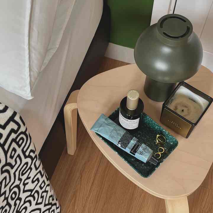 🛌 💤

Untuk kamar tidur utama, kami memilih warna yang lebih tenang yang menghadirkan getaran zen & cukup nyaman untuk mode istirahat.

#mixedfeelingshome #bedroom #tinyhome #midcenturymodern #wood #green #zen