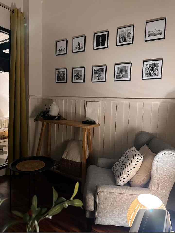 diruang tamu atau mini foyer ini, aku cuma pakai lampu barlast ikea untuk pencahayaan malam hari, krn warnanya yg warm jadi aku suka❤️
#NightVibe #LightingIdeas #LightingInspiration #livingroom #foyerdecor #tinyhouse