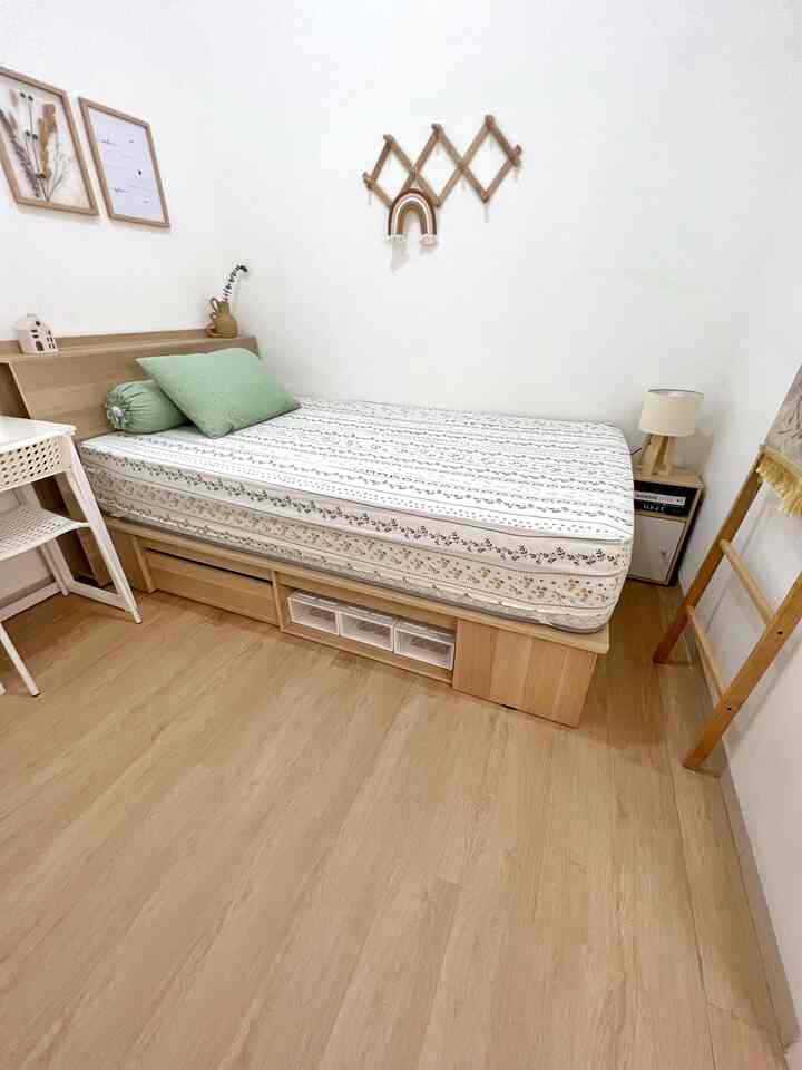 Ini kamar anak yang baru di make over dari tones pink ke neutral.. masih berproses dalam mendekorasinya. luas kamar ini hanya 2,5 x 2,6 meter dan tidak ada ventilasi ke luar, satu2 nya jendela ada di atas sebrang tempat tidur yang membuka ke ruang keluarga

Aku paling suka dengan tones netral white & wood yang membuat kamar ini jadi lbh nyaman.. tinggal memberi sedikit sentuhan warna hijau seperti tanaman atau wall decor

Item dekorasi favorit aku adalah rainbow macrame yang digantung di hanger dari sejak anak msh kecil, kombinasi warnanya gemes banget

Untuk tempat tidur aku pilih dipan dengan multi storage di bawahnya, samping kiri dan kanan ada laci utk menyimpan barang sehingga space saving dan kamar lbh rapih

Tips untuk memaksimalkan space di kamar mungil selain memilih tempat tidur multi storage, aku jg memilih meja belajar yg size nya muat disimpan diantara lemari dan tempat tidur. Ini membuat kamar less crowded dibanding menempatkan meja belajar di sisi dinding yg lain. Kamar jadi nyaman dan mudah dirapihkan

#dekorasikamaranak
#inspirasikaranak
#kidsroomstyling