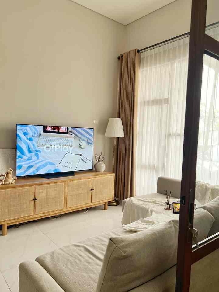 Living room adalah tempat favorit di rumah sehingga ditata seestetik mungkin dengan perpaduan warna soft dan unsur kayu #livingroom #wood #soft #favorite #white #sofa #tv #RuangTamuAesthetic #RuangTamuCantik #MakeOverRuangTamu
