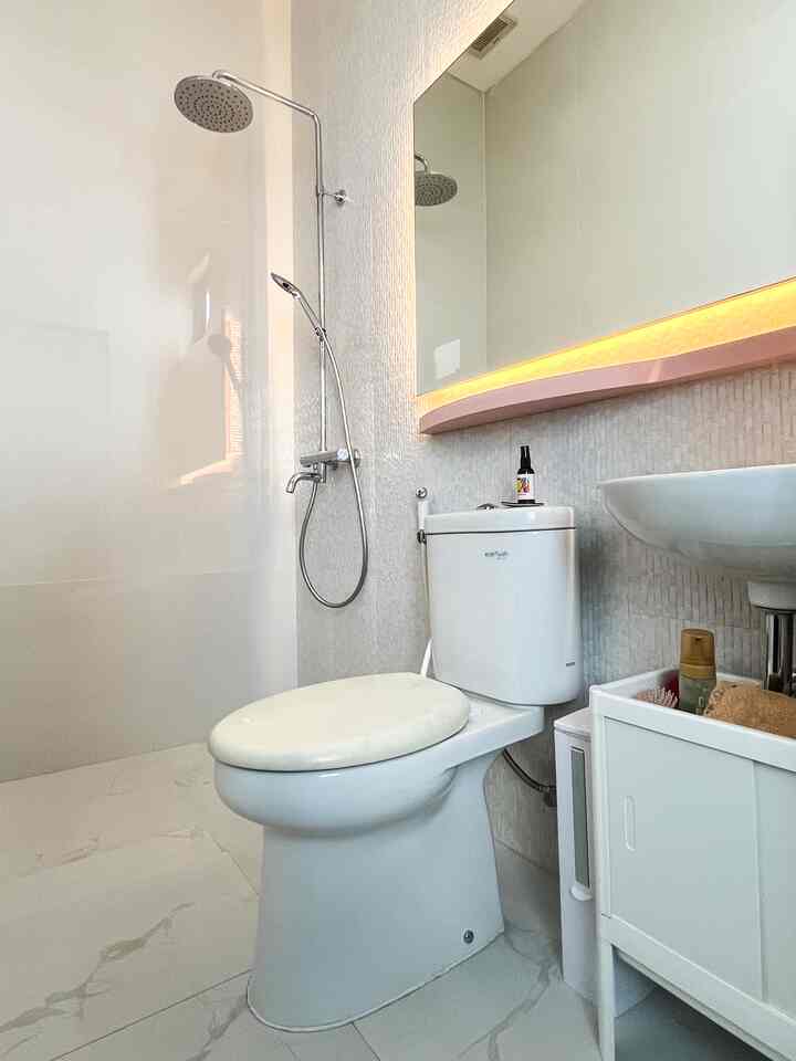 #smallbathroom #compactbathroom #whitebathroom

Mengakali ukuran kamar mandi compact. Kamar mandi anak yang luasnya terbatas menjadi tantangan tersendiri untuk kami menata ruang agar tetap terasa lega. Kami sengaja memilih warna tembok, dinding dan sanitary yang serba terang, dan menambahkan sedikit sentuhan “pop of colors” agar tetap terkesan ceria. 