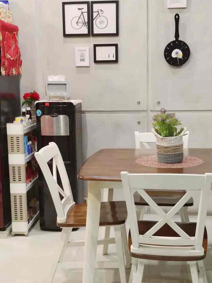 Happy Weekend from our dining room 😀
Salah satu rak favorite dirumah untuk mensiyasati kalo kekurangan space bisa banget pakai rak sisip ini 😍
.
.
.
#diningroom #jambi #minimalist #townhouse #diningroomidea #diningroomarea 