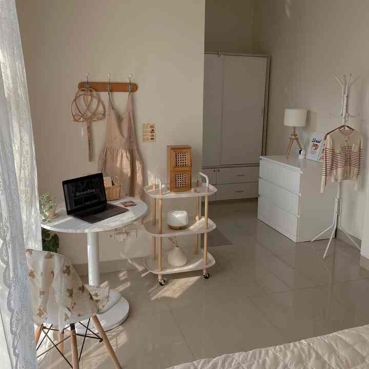 𝘳𝘦-𝘥𝘦𝘤𝘰𝘳𝘢𝘵𝘦 𝘮𝘺 𝘣𝘦𝘥𝘳𝘰𝘰𝘮 🪜🎧🪑

membuat kamar tidur ini terlihat estetik tentunya dibantu barang-barang dengan dekoratif seperti gantungan dengan warna sesuai tema kamar japandi yang mayoritas warna kayu, hiasan dinding baik gantungan/poster vintage, buku-buku estetik dan sentuhan hijau dari tanaman artificial yang membuat ruangan lebih hidup. 

barang-barang ini biasa aku beli di e-commerce dengan kisaran harga mulai 25rb (poster) buku estetik 50rb-an dan 300rb-an (gantungan dinding).

#LowBudgetBedroom #LowBudgetBedroomMakeOver #LowBudgetBedroomInspiration #BSD #rumahcluster #japandi #bedroom #kamartidur 