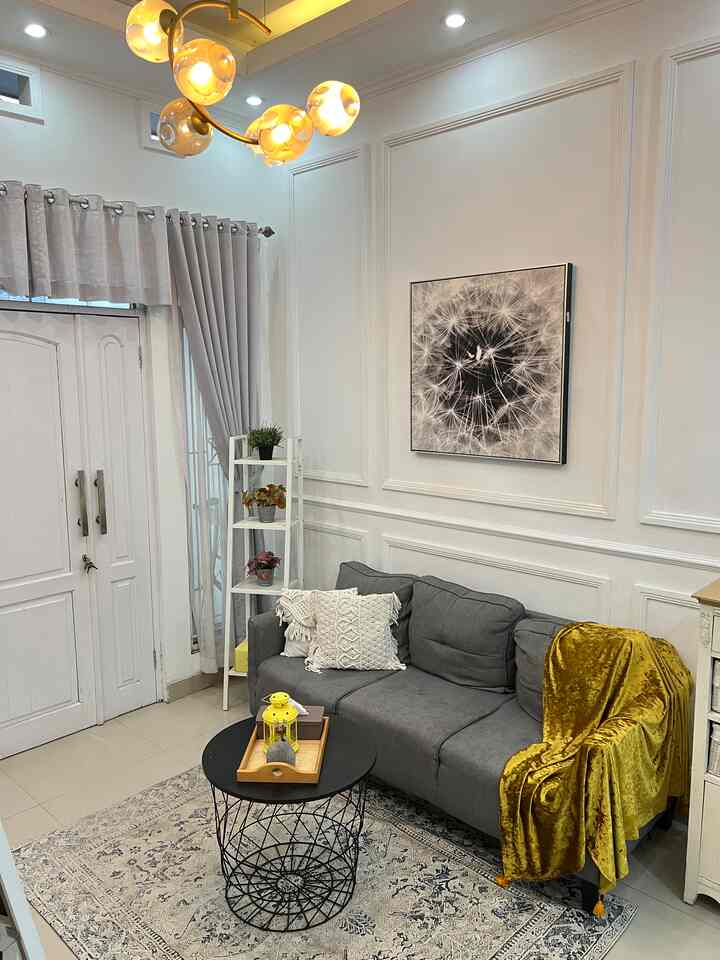 Ini ruang tamu pertama rumahku, jadi aku beli 2 rumah dengan type & luas tanah yg sama,,, Rumah ini kami beli thn 2016, sedangkan rumah sebelah th 2020, jadi konsepnya berbeda karena pada saat renovasinya juga waktunya cukup jauh rumah ini yaitu th 2020 dengan konsep american style minimalis, sedangkan rumah yg sebelahnya itu renovasi th 2023 dengan konsep japandi - mediterania. Jadi 2 rumah digabung menjadi 1. Kami juga tidak banyak merubah bentuk dari develover jd untuk kamar masih sama bawaan dr develovernya, yg kami rubah hanya area depan (teras), dan area taman belakang yg kami bangun lagi sehingga menjadi area connecting rumah ini. 
Karena pada saat renovasi kami tidak menggunakan jasa arsitek/kontraktor jadi benar2 mendesign sendiri & hanya bermodalkan inspirasi dari pinterest, IG & youtube. 
#mishahome
#bandung
#ruangtamu 
#livingroom
#minimalis 
#americanstyle
#wallmoulding
#RuangTamuAesthetic
#ruangtamucantik 
#Makeoverruangtamu
#livewithkids
