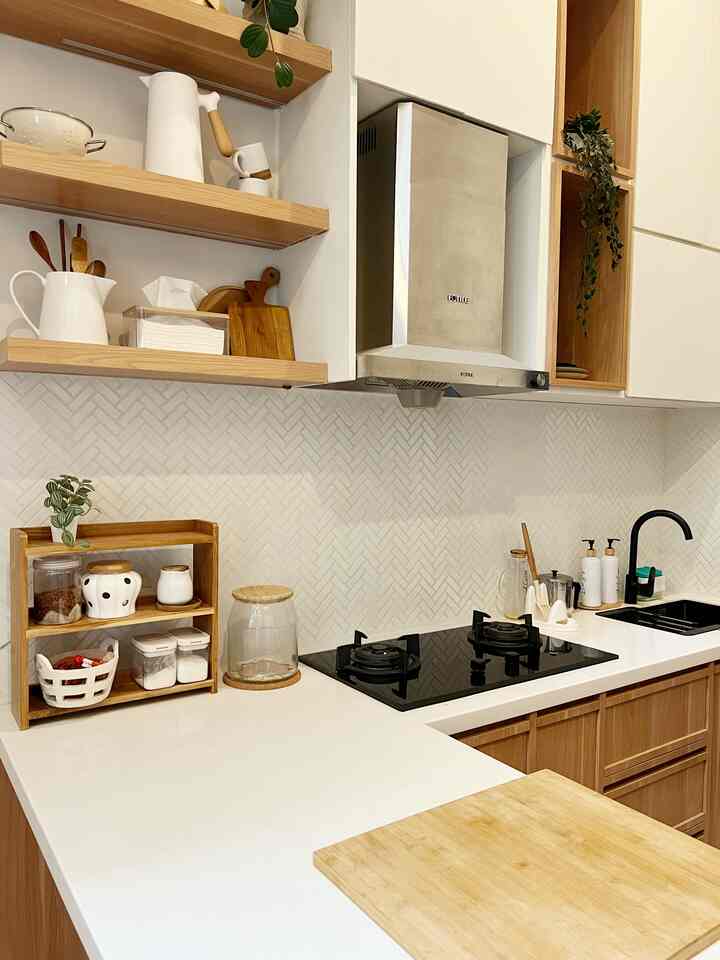 Warna yang digunakan dirumah ini cukup simpel sesuai dengan tema japandi.. Color plate yang digunakan adalah putih coklat dan hitam.. Untuk pemilihan furniture dan material pun mengusung color plate tersebut ditambah dekorasi kayi dengan berbagai jenis warna finishing untuk menambah warna di rumah..  #BringColorToMyHome #HomeColorPalette #HomeColorDesign