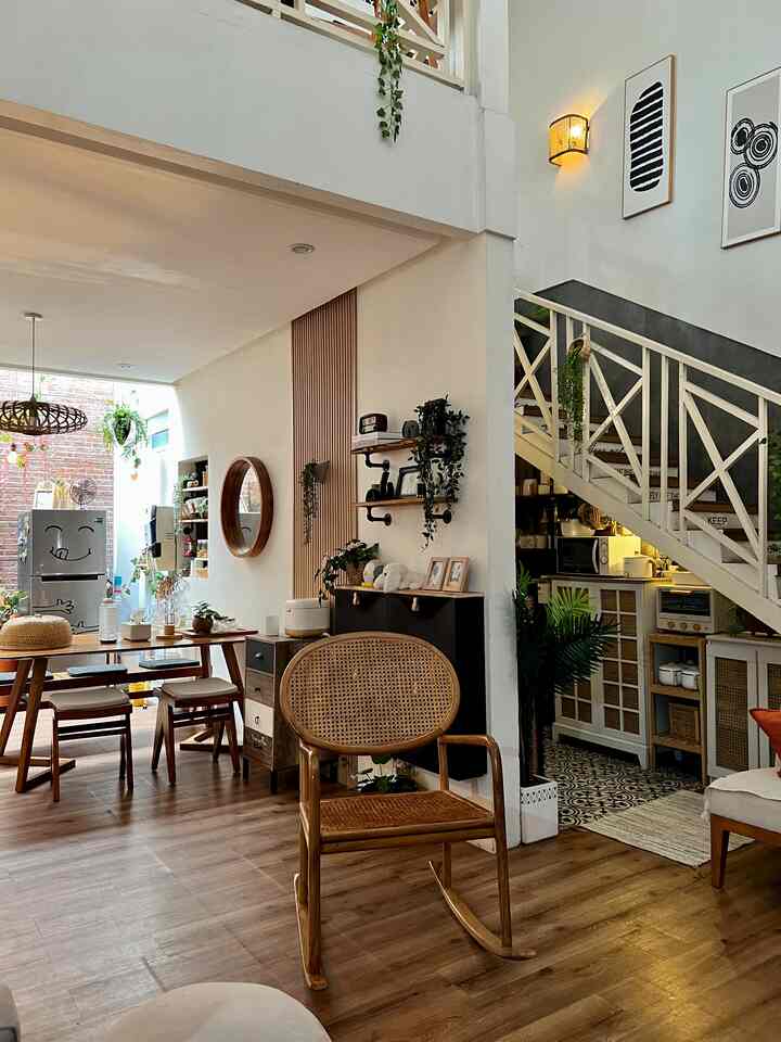 Vintage Home 
.
Area Ruang Tv yang jadi satu dng ruang makan.
Berukuran 3,5m x 7m. Aku selalu menamakan rumahku ini ber tema industrial vintage , tapi lebih ke vintage sih 😂, krn memang mo nyamain dng tipe rumah yg belum terjamah renovasi besar sejak 1999 hehehe, jadi rumahku adalah rumah lawassss 
.
#locknlock #botolplastik #pot #pottanahliat #stooljatirotan #webingrotan #livingroom #diningroom #acehardware #informa #tanamandinding #tanamanartifisial #lampugantung 
