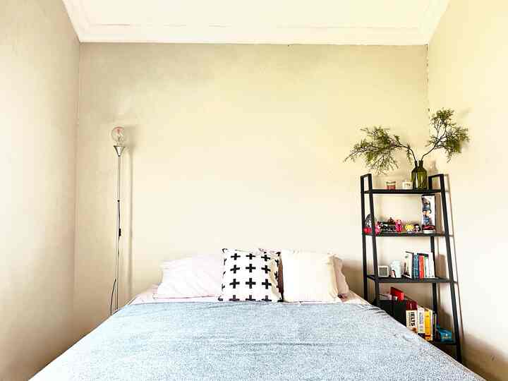 Kamar Anak Dengan Plafon Miring.

Konsep rumah kami American Style ,yang didesain arsitek Atelier Satu adalah rumah dua lantai dengan satu atap memanjang.Plafon miring disesuaikan dengan kemiringan atap.

Seperti di kamar anak perempuan di lantai atas,pemasangan plafon mengikuti kemiringan atap juga.

Kamar ini ditata simpel tanpa banyak perabot hanya tempat tidur,set lemari dan meja multifungsi custom,satu rak pajang besi beserta standing lamp
#bangunrumah
#bangunrumah
#arsitekrumah
#arsitekrumah
#selfinterior
#bedroom
#interiordesigner
#kamaranakperempuan 
#midcenturymodern
#americanstyle
#livewithkids
#homeinspo