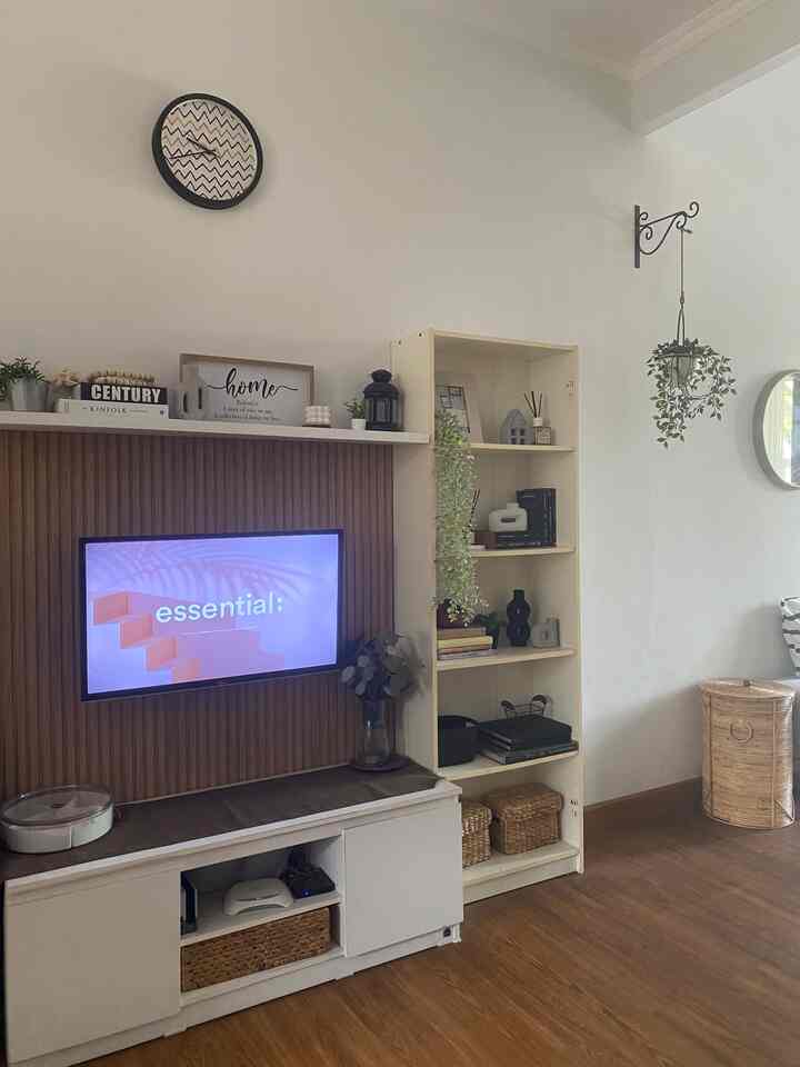 オープンシェルフを埋めるのは非常に難しいと言えます。収納としての機能だけでなく、ディスプレイや装飾としても魅力的にするにはどうすればよいですか。私は通常、植物や花瓶だけでなく、収納ボックスや中間色の本を組み合わせます 😃
#shelfdecor #openshelf #shelfstyling #shelfie #livingroom #scandinavian #vasestetik #vas #rakbuku