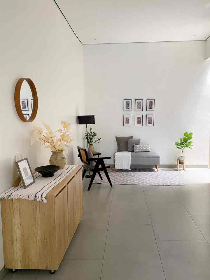 Mengisi space kosong pada ruangan, dengan beberapa furniture seperti bench, armchair dan sidetable, bisa digunakan untuk ruang baca atau ketika disewakan untuk commercial shoot tempat ini dijadikan “spot interview” 😊 #desainrumah #rumahminimalis #modernminimalis #depok #inspirasirumah #openspace