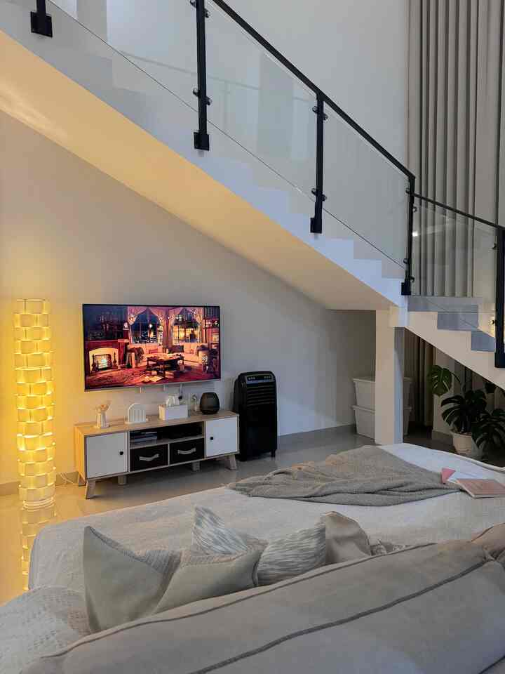 Membuat ruangan terlihat fancy tidak harus slalu menggunakan produk yang mahal. Item di ruang tv ini bisa dibilang lowbudget, karena aku menggunakan beberapa item yang sudah lama kubeli sebelum ada rumah ini, hanya sedikit ditambahkan item-item dekoratif yang smua bisa didapatkan di marketplace dengan harga yang affordable.
#FancyBudgetMinim
#LowEffortFancy
#SpillDecorLowBudget
#modernminimalist
#scandinavian