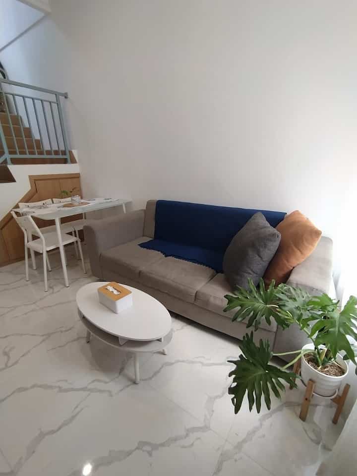 Ruang tamu yang sederhana, dengan gaya minimalis, mengutamakan fungsi barang dan sedikit dekorasi. Berukuran 4.5x3 meter, ruang tamu ini diisi dengan sofa 3 seater, tv kabinet dan meja makan. Keramik lantai yang coraknya cukup kuat menjadi aksen di ruangan ini, dan diseimbangkan dengan dinding polos agar tidak terlalu ramai. Menonton tv, bersantai dengan anabul dan makan kami lakukan semua di ruang tamu ini ✨☺️

#RuangTamuAesthetic
#RuangTamuCantik
#MakeOverRuangTamu
#scandinavian #minimalist
#rumahdeveloper
#cibubur #jaktim 
#rumahmungil #45m2  #petparent