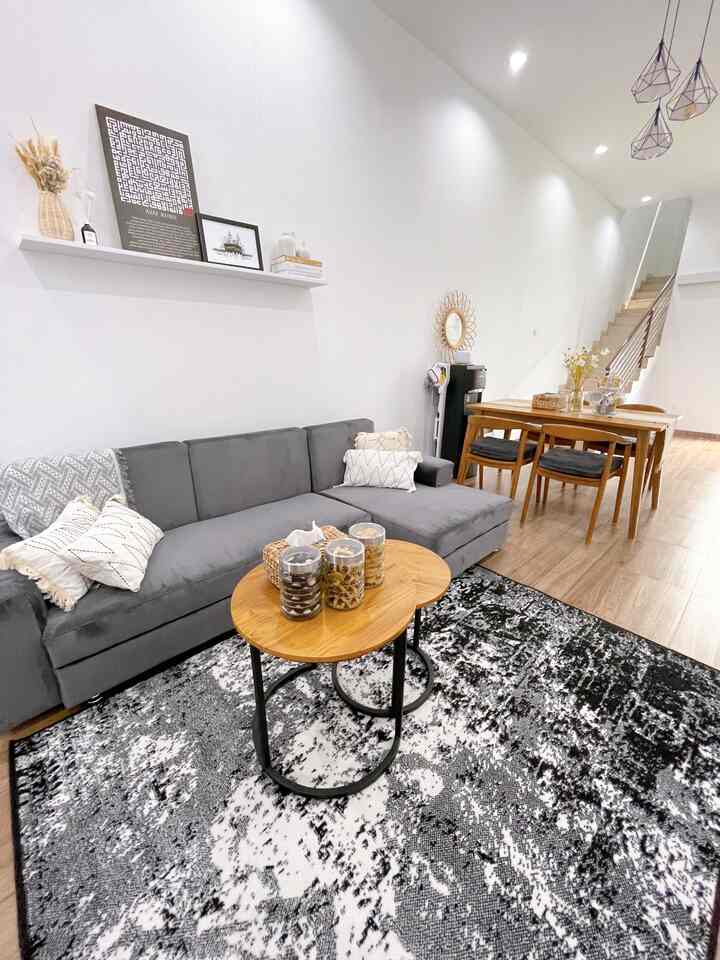 Ruang tamu gaya minimalis dengan tema mix nordic & sedikit sentuhan japandi. Warna yang kami tonjolkan adalah warna netral seperti putih, hitam, abu dan coklat.

#ruangtamu #nordic #japandi #rumahmnt