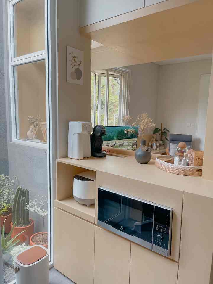 The island table in the pielovash house is very multifunctional, apart from being a dividing panel between the living room and kitchen, this island table is also used as a coffee corner, rice cooker, microwave and storage. And it has become one of our favorite spots. #coffeecorner #kitchenarea #japandidesign #japandihome