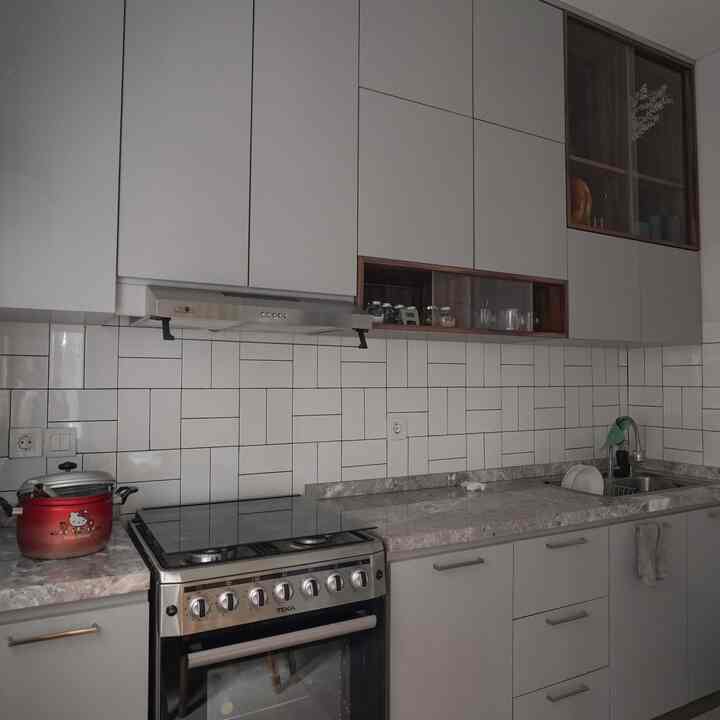 Dapurku yang panjangnya 2.85 meter tetap punya cukup space untuk memasak, persiapan, dan mencuci piring.

#haussmann #minimalist #rumahcluster #bsd