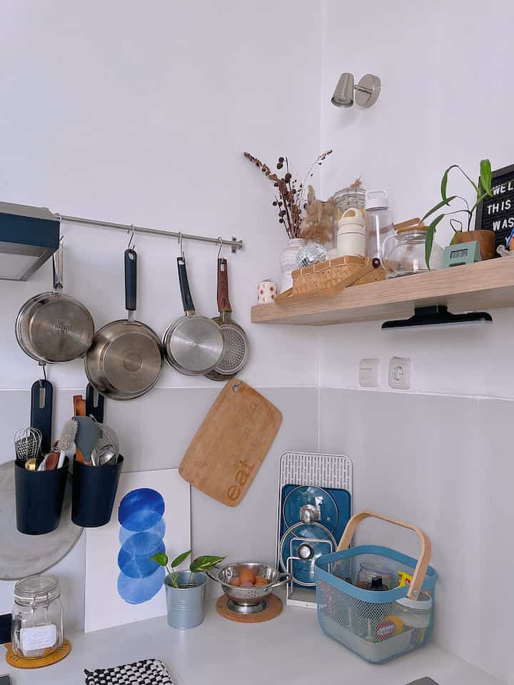 Dirumah baru ini kami merenovasi dapur kami dengan menambahkan meja beton agar berbentuk letter L, serta mengganti keramik dinding dan meja dengan granit. Poin penting yang menjadi concern kami adalah dapurpun harus memilik pencahayaan yang baik dan tetap artistik, sehingga kami menambahkan 2 lampu sorot yang kami beli di e-commerce. 

#homerenovation
#aesthetichomedecor
#livewithkids
#rumahcluster
#bogor
#decorlowbudget
#90m2