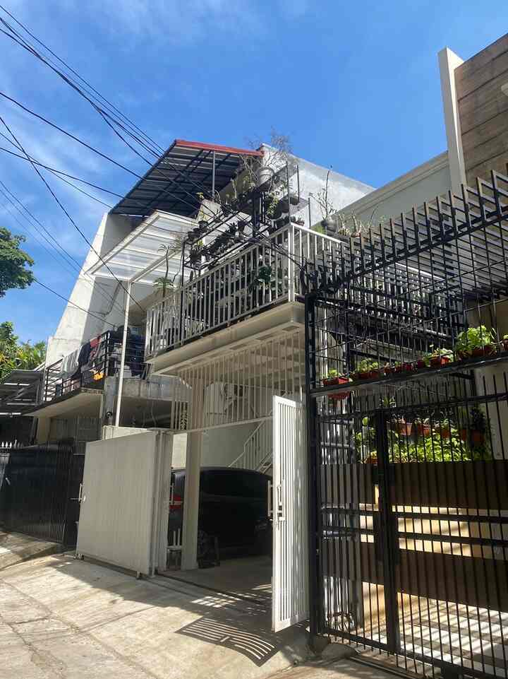 Fasad rumah didominasi warna putih biar mencolok hehe. Karena area komplekku ini gersang banget ga ada taman dan pohon, akhirnya kami menambahkan banyak tanaman di balkon lantai 2. Biar seger.

#SurelyGreenIsGood #MakeRoomForNature #DesignFasad #IdeFasad #InspirasiFasad #livingincity #urbanlife #urbangardening #rumahjakartabarat #rumahsiagabanjir