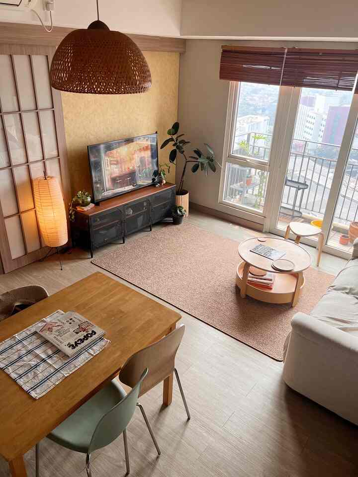 Living area, kitchen dan dining area merupakan satu kesatuan karena kami tinggal di apartemen. Awalnya ruangan ini hanya didekor dengan warna-warna netral, tapi sekarang kami ingin mengubah nuansa ruangan dengan memasukan dekorasi yang berwarna agar suasananya lebih hidup. 🙋🏻‍♀️🙆🏻  

#RuangTamuAesthetic #RuangTamuCantik #MakeOverRuangTamu #apartemen 