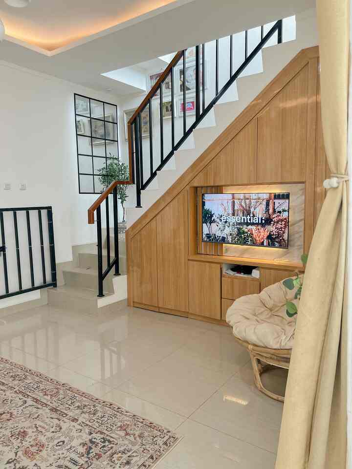 Menempati rumah dengan konsep minimalist membuat kami lebih extra mencari-cari tips penempatan dan layout agar semua bisa ditempatkan dengan rapi dan strategis.

Kami memanfaatkan area bawah tangga sebagai 'gudang' penyimpanan barang-barang yang sering dan jarang di pakai dan sekaligus menjadi backdrop televisi.
Dengan ukuran seadanya, kami memilih menggunakan jasa interior untuk custom made kabinet bawah tangga kami agar ukurannya lebih pas dan sesuai dengan kebutuhan kami.

Akhirnya kami mendapat vendor yang sesuai dengan budget dan kualitas yang kami butuhkan dari kerabat dekat kami.
Disitulah kabinet bawah tangga kami bermula...

#customfuniture #personalizedfurniture #uniquefuniture #cabinet #backdroptv #kabinetbawahtangga #customcabinet #livingroom #ruangtamu 