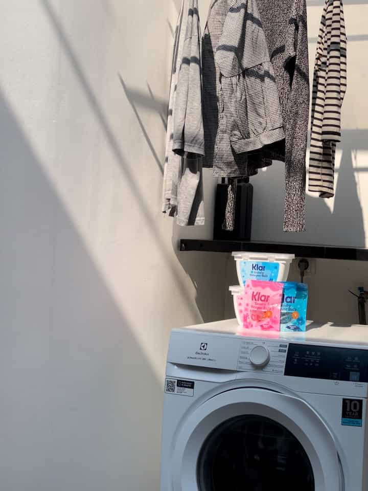 My little laundryroom! Menggunakan ambalan untuk penyimpanan kebutuhan laundry room.

#LaundryRoom #MiniLaundryRoom #Minimalis
#SemiOutdoorLaundryRoom #LaundryRoomDesign