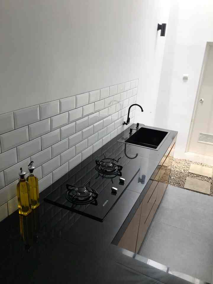 Jantung hati rumah ini adalah dapur yang juga sebagai salah satu bagian ruang favorit. Dapur ini jadi salah satu tempat quality time menyalurkan hobi sampai untuk bekerja juga✨

#kitchen #kitchendesign #iuiga #ruparupa #grinnliving #monochromekitcen