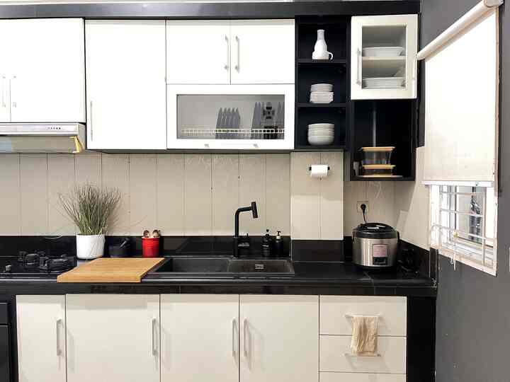 Dapur Yang Kami Bangun Tahun 2012.

Dapur hitam putih trend di tahun 2012 saat kami membangun rumah.Untuk merubahnya tentu tidak mudah dan biayanya besar.Dapur kami memanjang dan cukup luas.Storage khusus untuk menyimpan stok makanan dan cemilan serta peralatan makan jumlah banyak,dibuat di bawah tangga.

Trik menjadikan tampilan dapur lebih kekinian,aku meletakkan dekorasi simpel dan minimalis.Dekorasi dipilih yang fungsional seperti susunan piring,mangkuk,tea pot,coffee maker dan vas.

Spot ngopi adalah point of view yang paling disukai.
Untuk menambah segar tampilan dapur aku letakkan artificial plant. #kitchenstyling 


#kitchenstyling
#kitchendecorideas
#kitchenmakeover
#inspirasidapur
#vintage