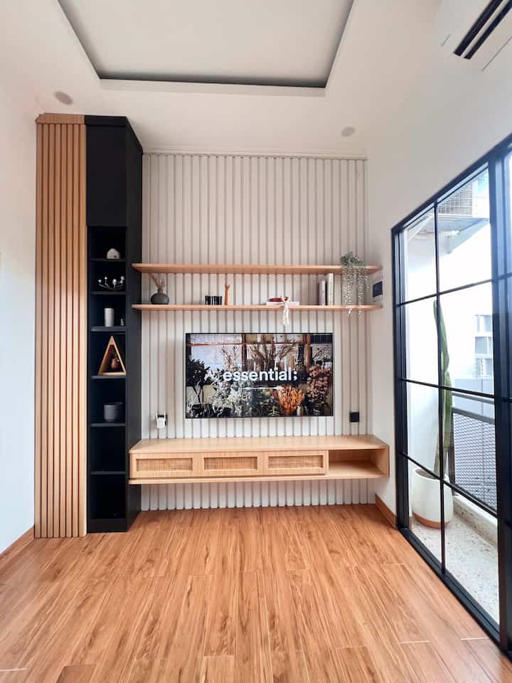 Kami menggunakan konsep Japandi - Industrial. Karena perpaduan material Japandi & Industrial yang kami sukai, dari Japandi yg lebih menggunakan kayu & Industrial yang lebih menggunakan bahan - bahan yang lebih konkrit. Dari segi konsep, kami juga suka karena penggunaan open space & pencahayaan yang maksimal di rumah. 

Ruangan yang menggunakan konsep ini hampir di seluruh ruangan rumah kami, yang begitu khas ada di ruang tv dan taman belakang ini. Ruang tv yang menggunakan list panel ala japandi dengan lantai granit kayu menambah kesan hangat dan jendela aluminium hitam dengan ornamen list menambah kesan Japandi - Industrial lebih kuat. Untuk taman belakang, kami memilih design dinding ekspose warna semen yang memberi kesan Industrial. 


#japandi
#industrial
#homedecorinspo
#roomdecorinspo
#aesthetichomedecor
#livingroom
#dindingekspose
#backdroptv
#tanggarumah