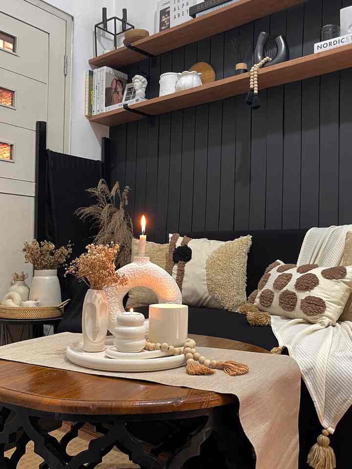 Night Vibes at Lolla House 😍✨
.
#livingroom #ruangtamu #ruangtv #inspirasiruangtamu #inspirasiruangkeluarga #dekorasiruangtamu #dekorasiruangtv #ruangkeluarga #bohodecor #boldandwarmdecor #blackandwood #estetik #aesthetic