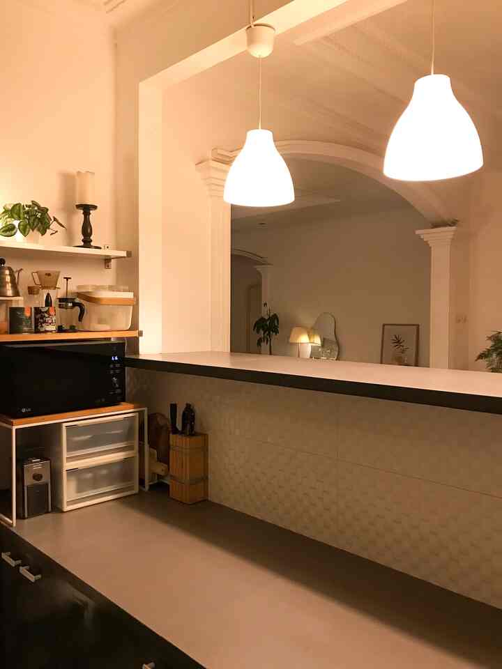 Try to ensure that you don't store too many things on the kitchen counter top, everything goes into the lower cabinet. Of course, apart from one wall, I use an open shelves system according to my needs and also a vocal point in my kitchen.

#kitchen #homeinspo #openshelves #kitcheninspo #homedecor #ikea #midcenturymodern #dapur
