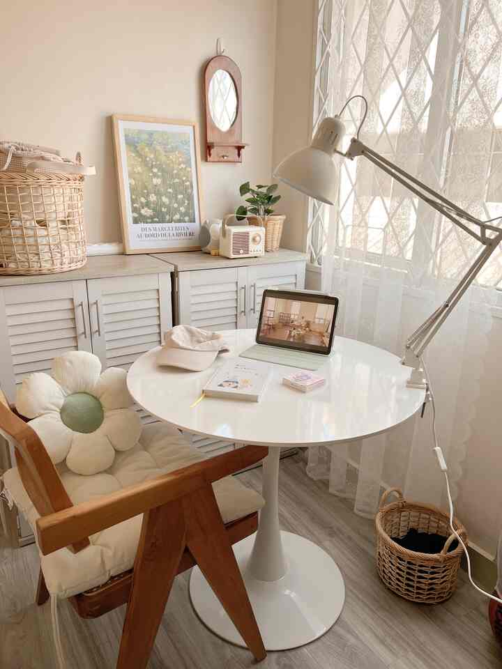 Korean inspired room ✨
Saat menempati apartemen ini, aku sangat terinspirasi oleh korean home decor yang homey, minimalist, dan bernuansa white wood. Karena itu aku sengaja mendekor sudut ruangan ini dengan berbagai furnitur yang cocok dengan tema korean home decor, seperti menggunakan meja bulat putih minimalis, kursi kayu dengan aksen rotan, dan juga menempatkan aneka dekorasi estetik khas korea seperti cermin kayu gantung dan lukisan berbingkai kayu. I really love this spot! Ini adalah area ‘me time’ yang nyaman meskipun kecil :)
#korean #roomdecorinspo #aesthetichomedecor 