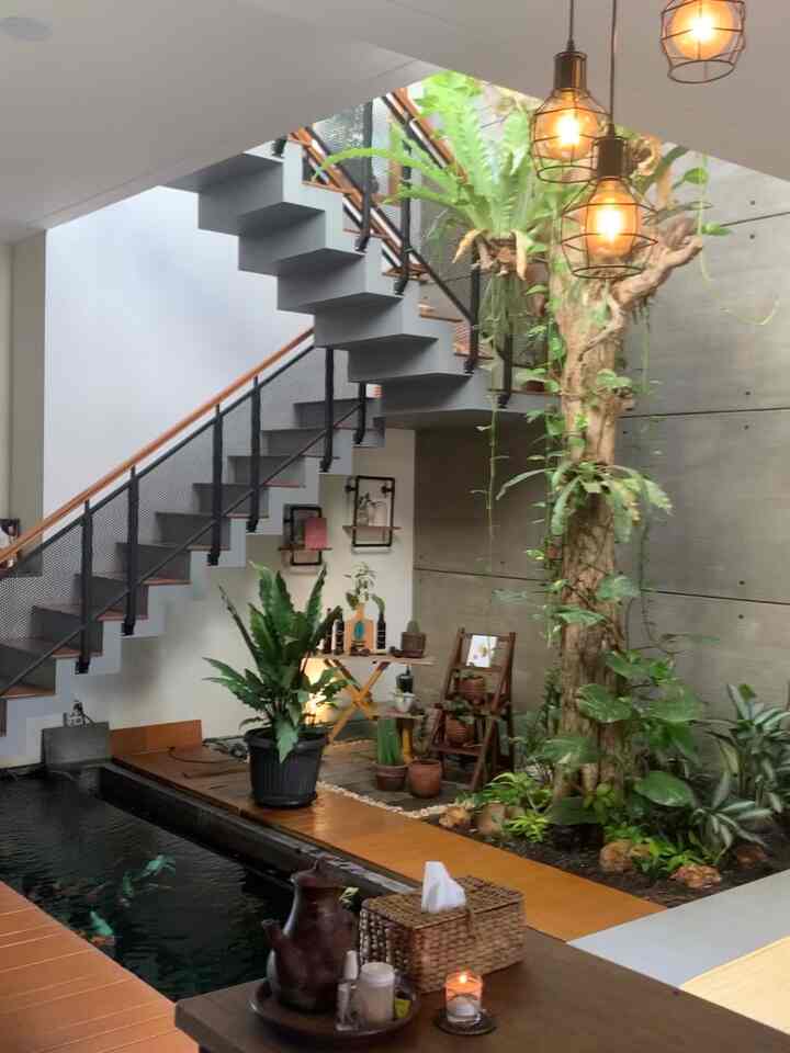 Assalamualaikum...
Ruangan yang menjadi soul di rumah dhouse sekaligus selalu jadi point of interest saat ada yg bertamu di rumah dhouse.. 🥰
Namanya Taman Serut, Taman serut ini adalah innercourt yang memang kami desain sebagai oase  di dalam rumah. Karena kami suka alam yang bebas, apa adanya, menyegarkan, alami, maka kami aplikasikan ke dalam sebuah desain di rumah kami.
Keberadaan menjadi penting, karena area ini adalah area favorite yang bisa memberikan ketenangan, kenyamanan, mengembalikan mood menjadi baik, mengembalikan semangat  dan menjadi tempat healing dari kepenatan. 
Taman serut terdiri dari taman semi kering dan kolam koi. #myhomejourney #ceritarumahku #myfavoriteroom #minimalistindustrial #industrialhome