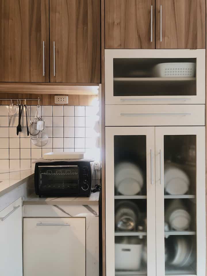 Ini salah satu sudut dapur #rumahrazil . Belasan tahun lalu rak piring stainless itu lumayan banget harganya. Saat itu budget kita terbatas akhirnya ketemu solusi rak piring dgn bahan alumunium, inspirasinya ya rak piring jadul hanya saja dibuat menyatu dengan kitchen set. Sampai saat ini kondisinya masih baguss bgt walaupun sudah belasan tahun berlalu. Low budget dan berkualitas. Yg mau low budget boleh banget pakai bahan alumunium, tinggal designnya aja disesuaikan. Semoga menginspirasi ya..  #selfinterior #rumahtanpaarsitek #DIY