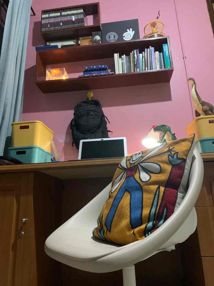 Tempat kerja berwarna kami 😍
.
#homeoffice #tempatkerja #kamarkerja #homestagram #ceritarumakami